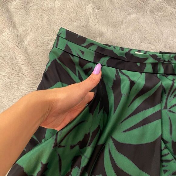 Armani Collezioni 100% satin silk tulip skirt, size 8 - Picture 2 of 10